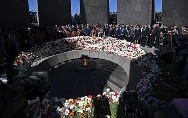 Hundreds of Yerevan Residents Commemorate Genocide of Armenians (PHOTO)