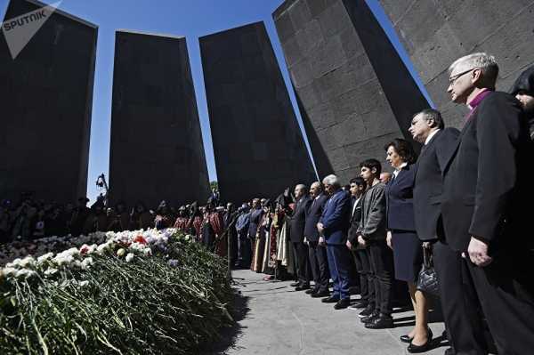 Hundreds of Yerevan Residents Commemorate Genocide of Armenians (PHOTO)