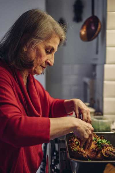An Indian Cookbook by Sameen Rushdie, the Sister of Salman, Chronicles the Family’s Food Traditions | 