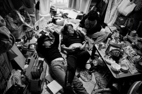 A Japanese Photographer’s View of Life in His Family’s One-Room Home | 