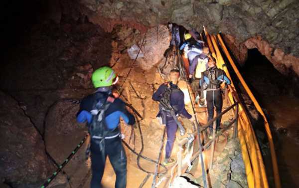 Musk Enters Thai Cave as His Firm Makes Mini-Sub to Save Trapped Kids (VIDEO)