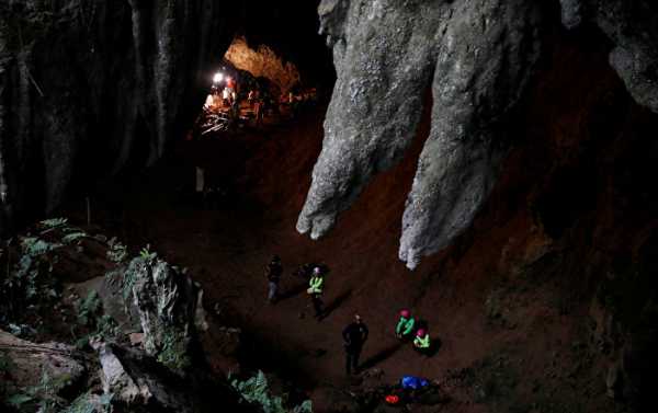 Rescue Diver Dies at Cave Where Thai Children Being Trapped - Reports