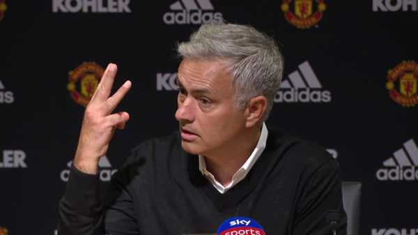 Gary Neville: Manchester United should not sack Jose Mourinho 