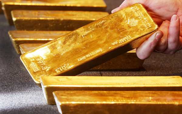 Gold Climbs as Dollar Declines Against Yen Amid US-Japan Trade Worries