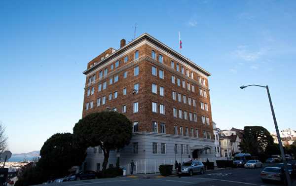 Russian Envoy Examines Exterior of Closed San Francisco Diplomatic Premises