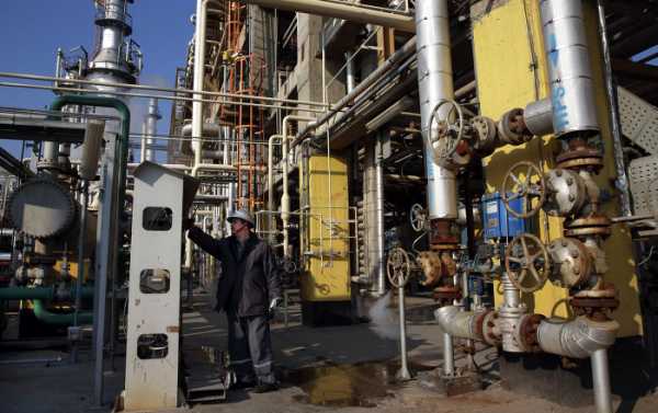 Iran Reshuffles Economic Team Ahead of US Oil Ban