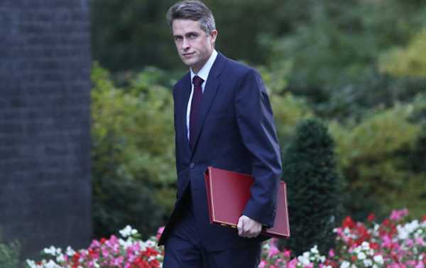 UK Defense Secretary Berated for Breaking Parliament Photo Ban for Pic of PM May