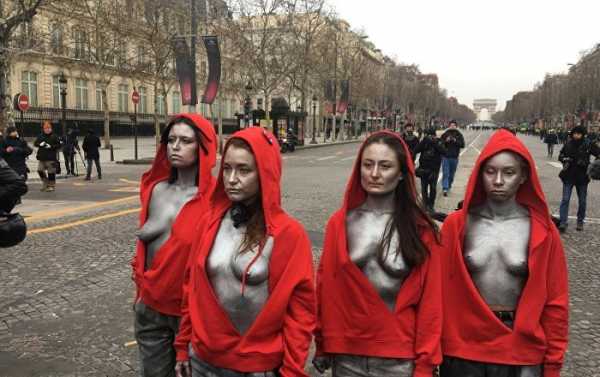 Topless Women Perform Symbolic Act of Defiance Amid Yellow Vest Protests (PHOTO)