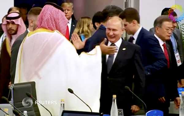 Russia, Saudi Arabia Take Control of Oil Output Ahead of OPEC Talks