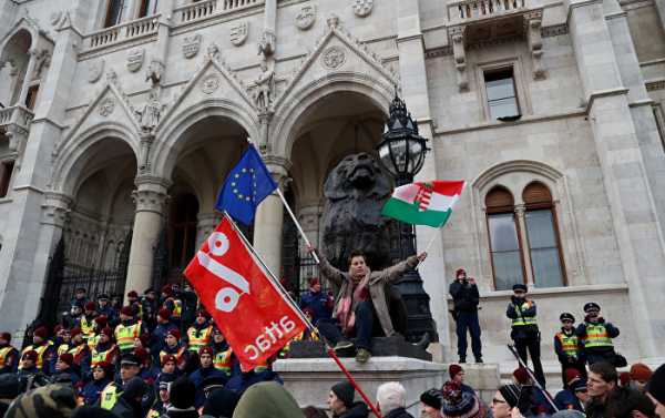 'Slave Law' Overtime Rules Send Hungarian Workers Into the Street in Protest