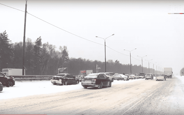 Heavy Snowfall Causes Series of Massive Multi-Car Pileups Near Moscow (VIDEOS)