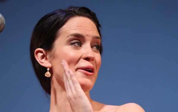 Emily Blunt Stuns Netizens With 'Vagina Cosplay' at 2019 SAG Awards