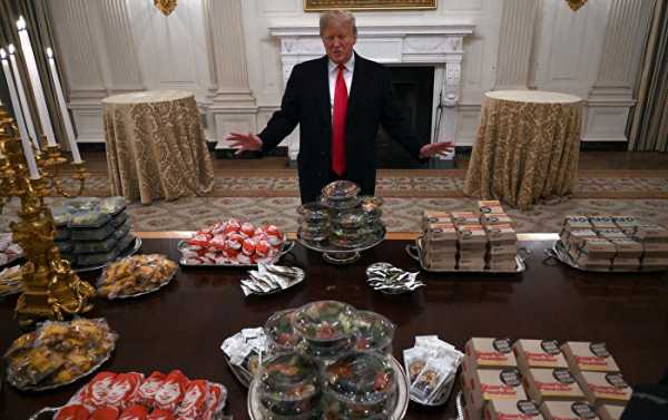 Twitter on Fire Over Trump’s Fast Food Feast for College Football Champs Clemson