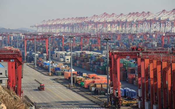 Chinese Exports Hit 2-Year Low Despite Record-High US Surplus