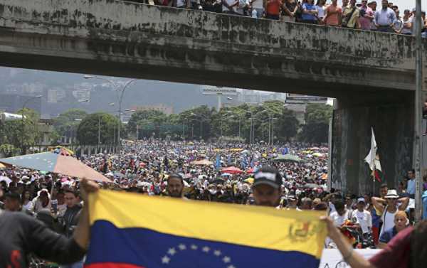 Top Caracas Envoy Defects to US, Calls for Support from Venezuela Military