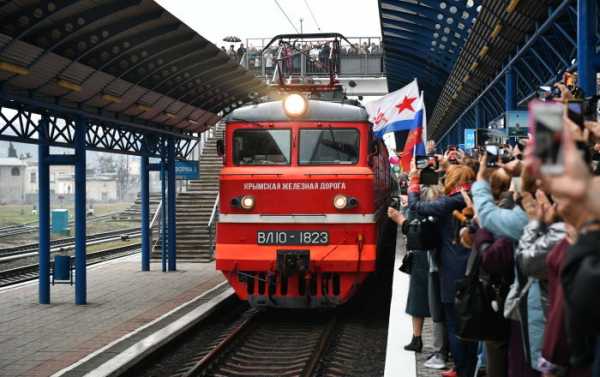 First St. Petersburg-Sevastopol Passenger Train Crosses Crimean Bridge – Video