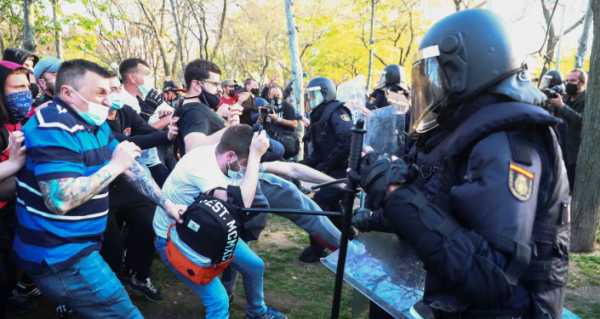 Several Injured as Left-Wing Activists Clash With Police at Right-Wing VOX Rally in Madrid