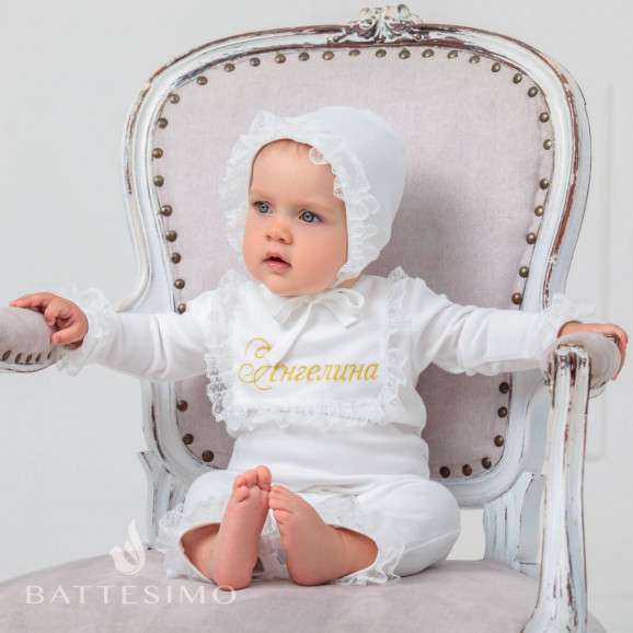 How to choose christening clothes for a baby?