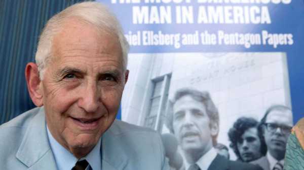 Daniel Ellsberg, Pentagon Papers whistleblower, dead at 92