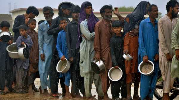 Cyclone Biparjoy weakens as it churns toward Pakistan after killing 2 in India and causing damage