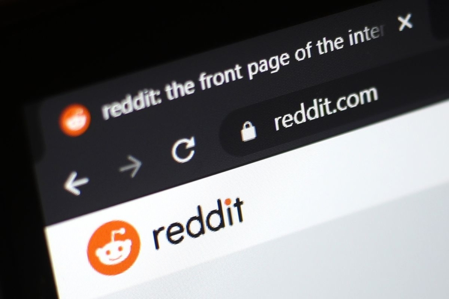 A web browser shows the home page of Reddit.