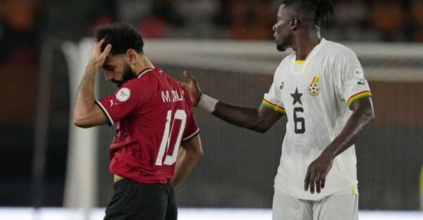 Mohamed Salah forced off with injury as Egypt draw with Ghana at AFCON