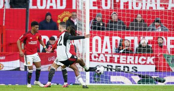 Alex Iwobi’s last-gasp goal earns Fulham brilliant win at Manchester United