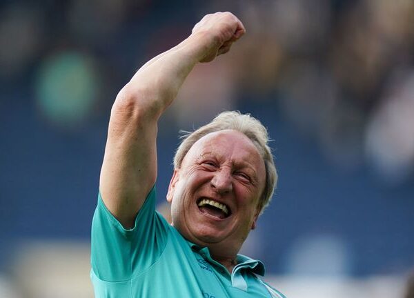 Neil Warnock: Aberdeen set to appoint former Sheffield United and Huddersfield boss as interim manager