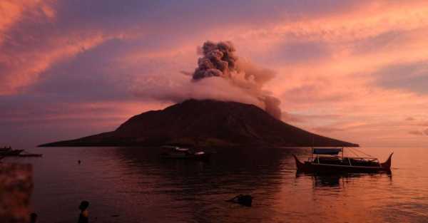More than 2,100 people evacuated as Indonesian volcano spews clouds of ash