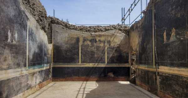 Archaeologists excavating new sites in Pompeii uncover sumptuous banquet hall