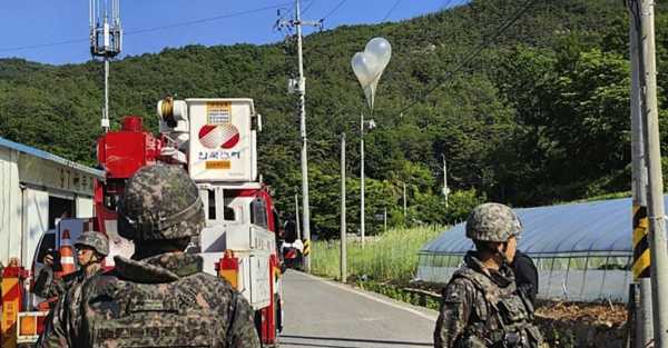 North Korea flies balloons carrying rubbish over the South
