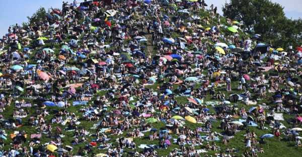 Fans swarm hill in Germany to watch Taylor Swift concert for free