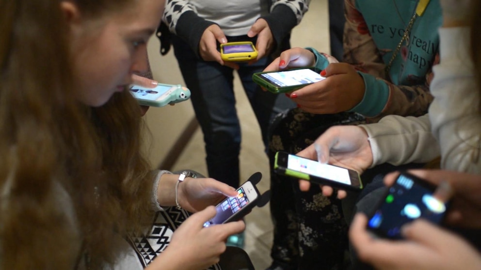 Video AFT union supports school cellphone ban