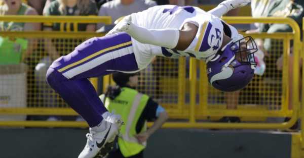 Minnesota Vikings hold off Green Bay Packers to secure fourth straight win