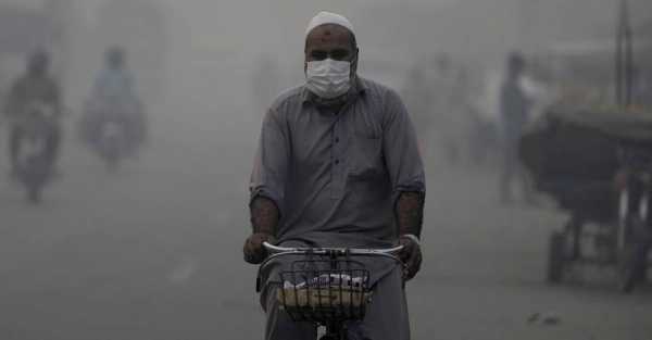 Record-high pollution sickens thousands in Pakistan