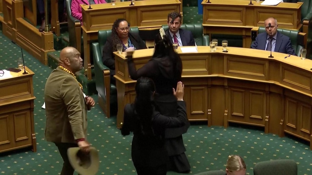 Video Māori lawmakers interrupt vote on controversial New Zealand bill with Haka