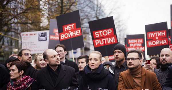 Putin critics lead march in Berlin calling for end to war in Ukraine