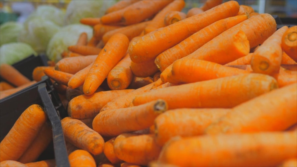 Video 1 dead after eating carrots contaminated with E. coli: CDC