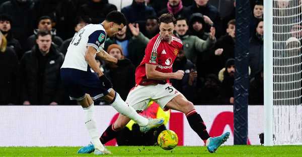 Solanke double helps Tottenham see off Man Utd in thrilling cup tie