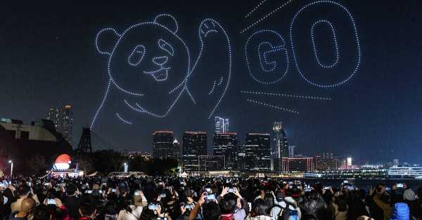 Crowds gather to watch spectacular drone show marking arrival of giant pandas