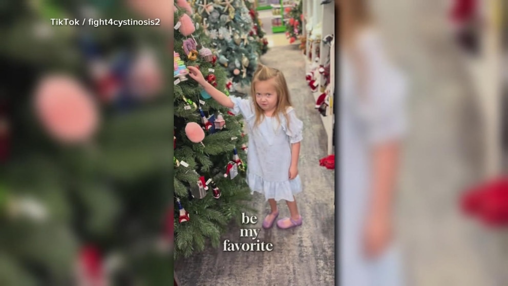 Video 8-year-old Christmas superfan goes viral