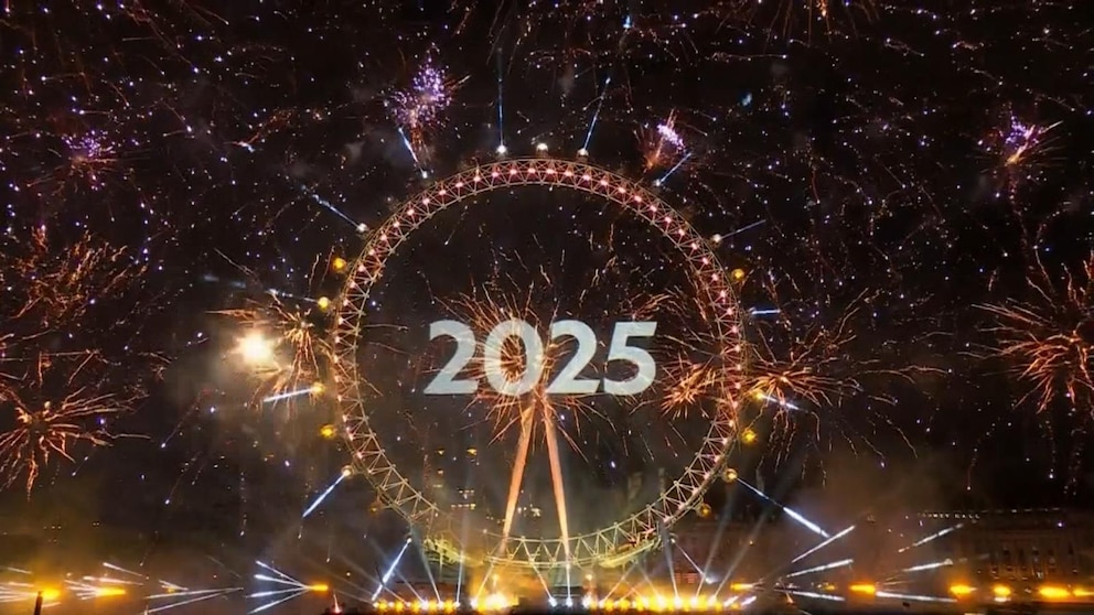 Video Big Ben strikes midnight as London rings in 2025