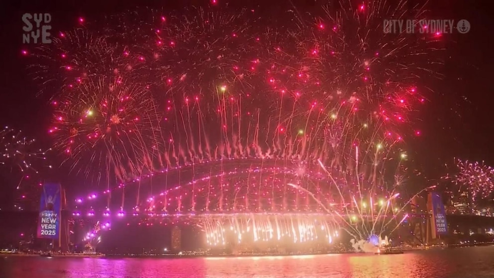 Video Sydney rings in 2025