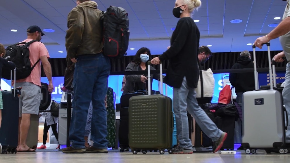 Video Senators demand answers on rising airline fees