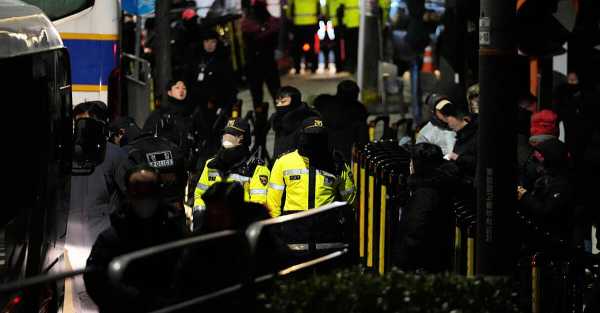 South Korean law enforcement officials enter presidential compound