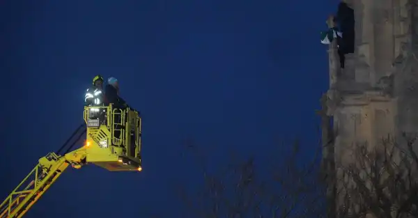 Negotiators urge man to come down from Big Ben clock tower