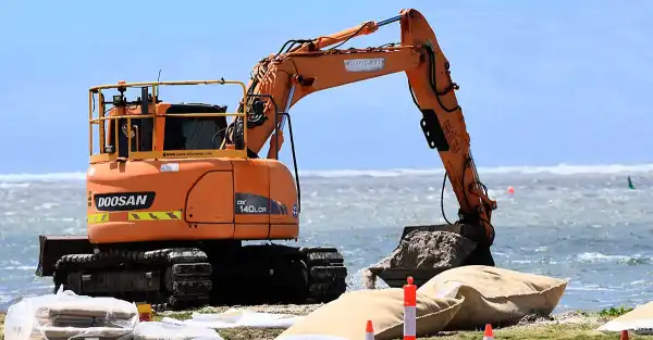 Residents brace for cyclone approaching Australian coastline near Brisbane