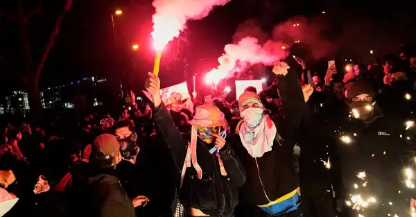 Thousands rally in Turkey despite warnings against protests over mayor's arrest