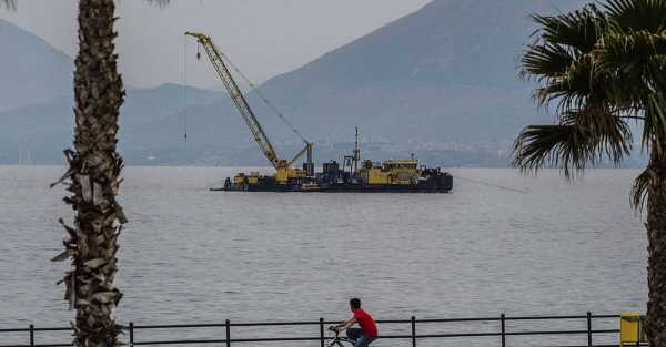 Experts have begun a comprehensive lift of Mike Lynch's superyacht, which sank off the coast of Italy