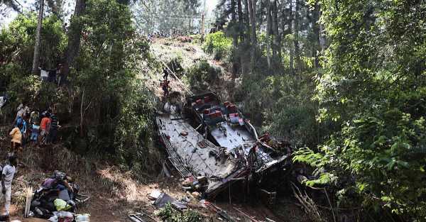 Twenty-one killed when bus plunges off cliff in Sri Lanka